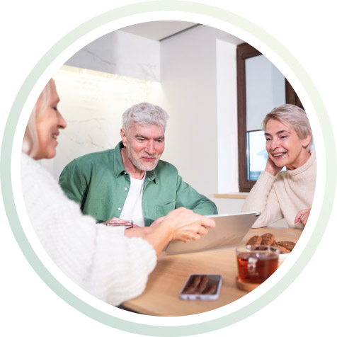 Eine Gruppe älterer Menschen sitzt am Tisch und spielt ein Spiel.