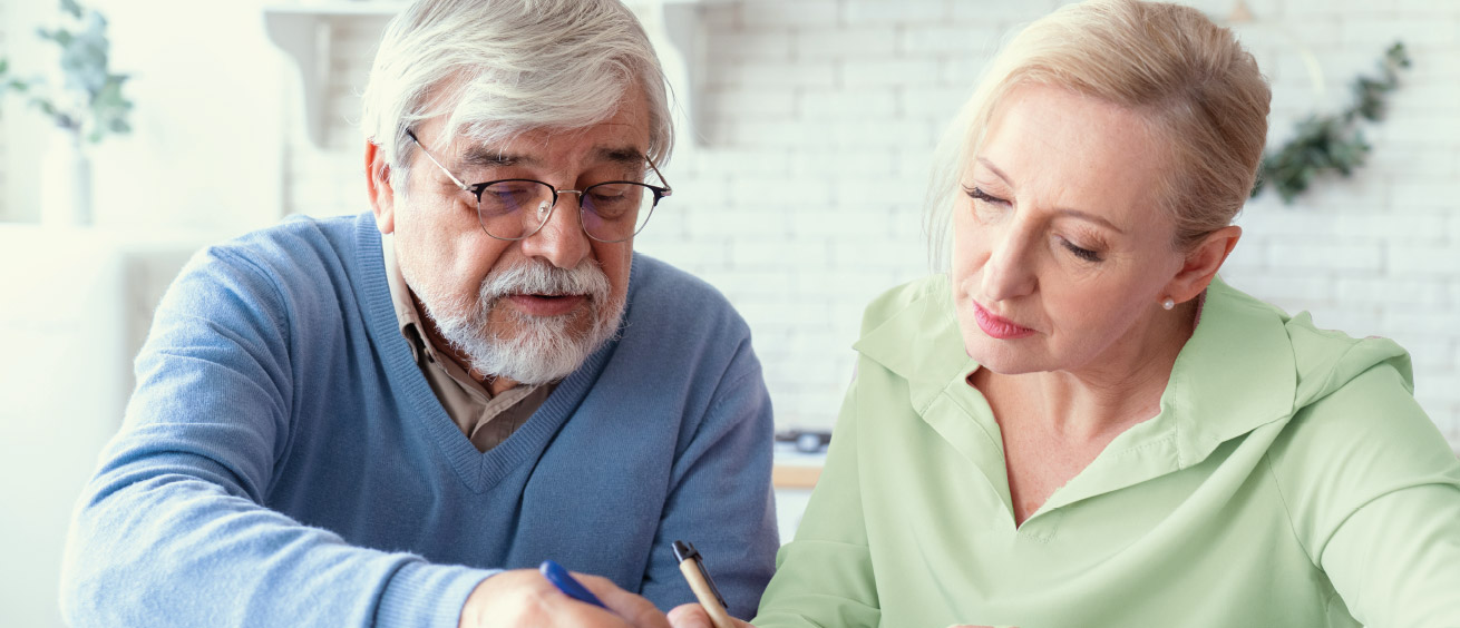 Ein Mann und eine Frau in einer Beratungssituation.