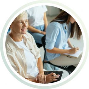 Eine Gruppe hört bei einem Vortrag zu.