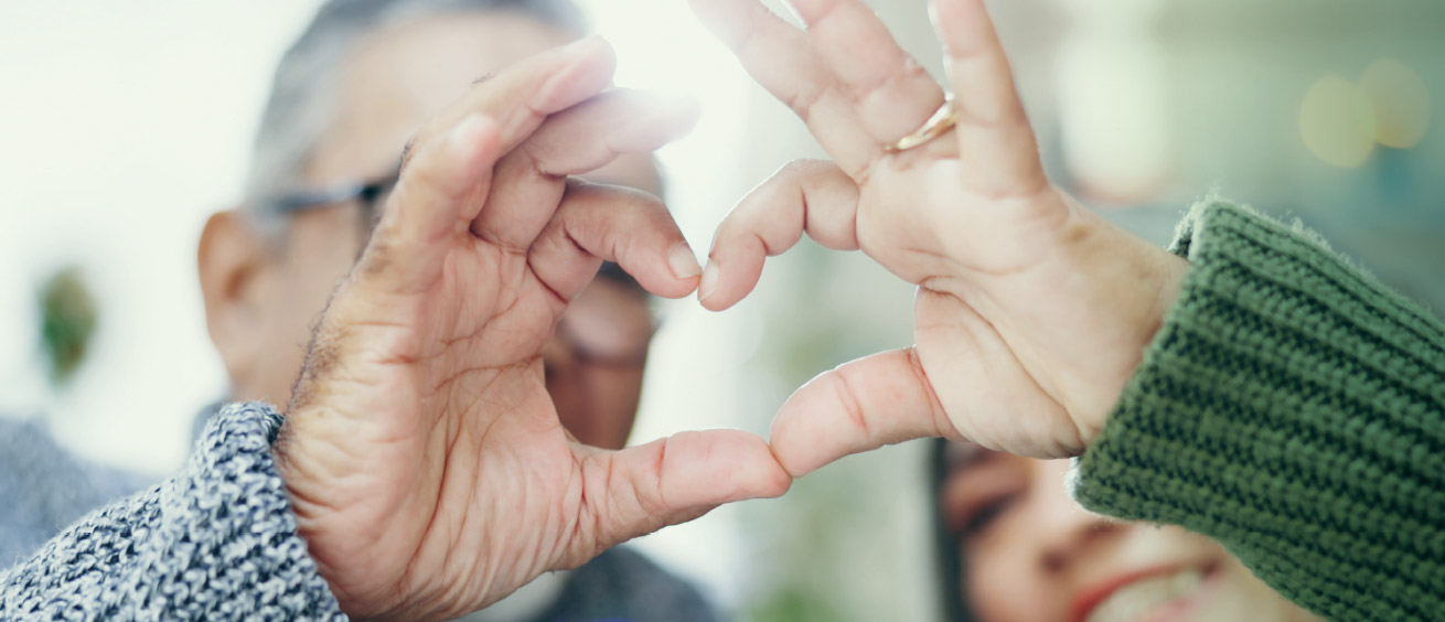 Zwei Hände formen ein Herz, in der Mitte steht Danke.