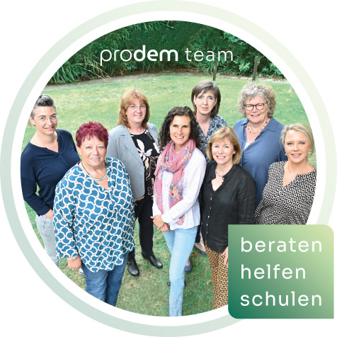 Ein rundes Bild mit dem prodem Team stehend auf einer Rasenfläche.