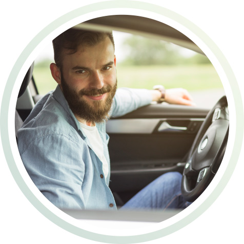 Junger Mann im Auto sitzend